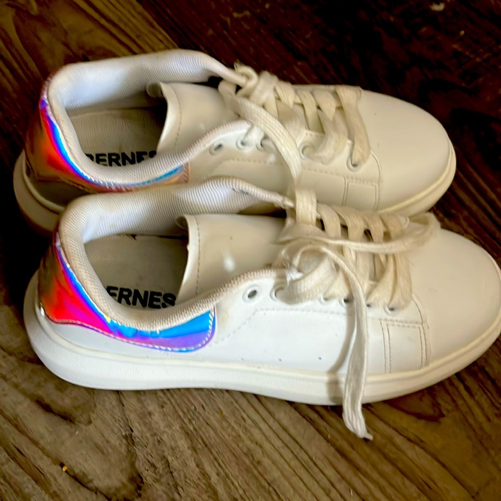 White Sz 6 EUC white tennis shoe